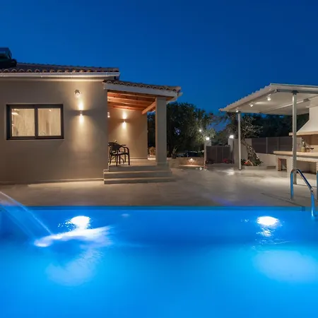 Xenessa Elegant Villa, 4-bedroom Private Pool Retreat By Mana Gers Вилла