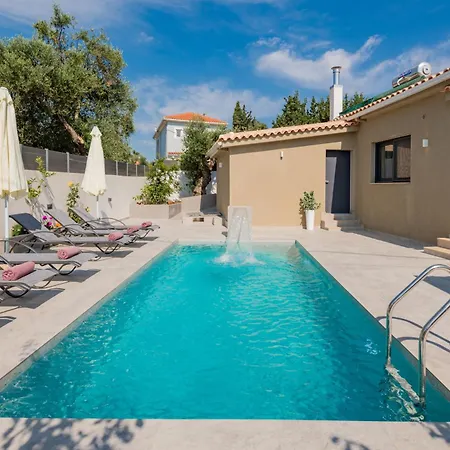 Xenessa Elegant Villa, 4-bedroom Private Pool Retreat By Mana Gers Вилла *