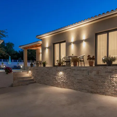 Xenessa Elegant Villa, 4-bedroom Private Pool Retreat By Mana Gers Вилла *