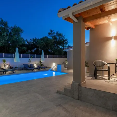 Xenessa Elegant Villa, 4-bedroom Private Pool Retreat By Mana Gers Βίλα *