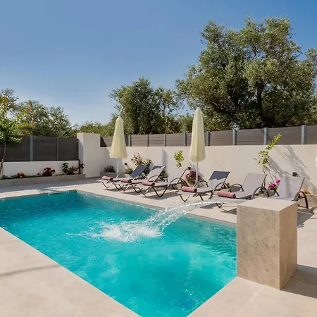 Xenessa Elegant Villa, 4-bedroom Private Pool Retreat By Mana Gers *