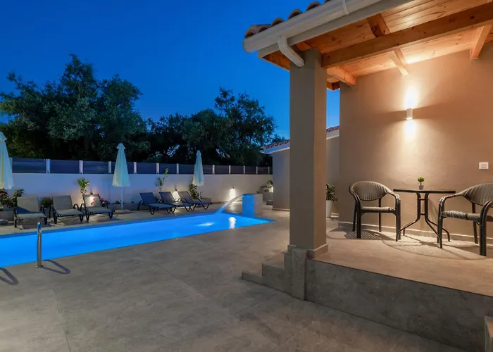 Xenessa Elegant Villa, 4-bedroom Private Pool Retreat By Mana Gers Villa *