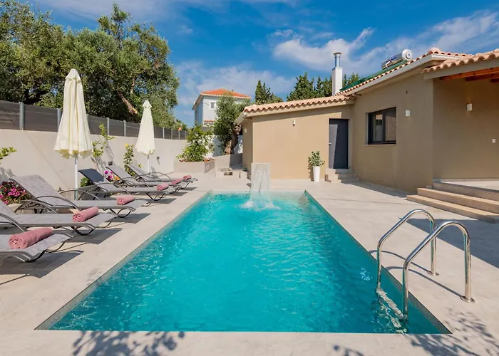 Xenessa Elegant Villa, 4-bedroom Private Pool Retreat By Mana Gers Villa *