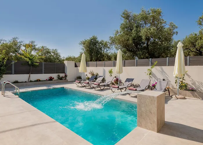 Xenessa Elegant Villa, 4-bedroom Private Pool Retreat By Mana Gers *