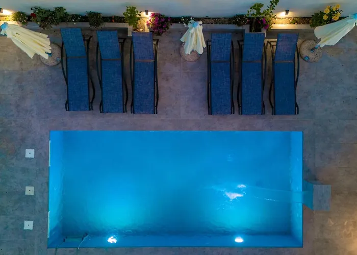 Xenessa Elegant Villa, 4-bedroom Private Pool Retreat By Mana Gers Villa