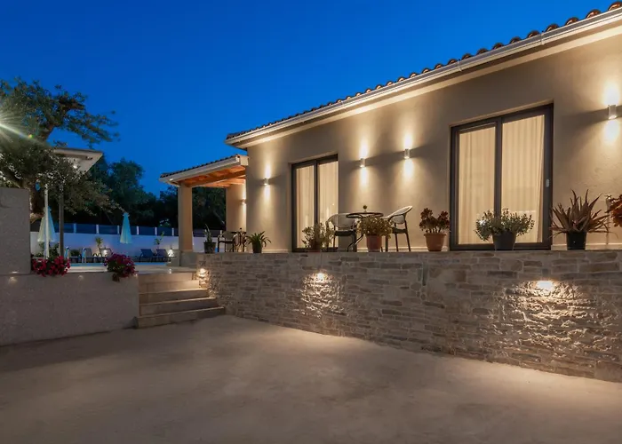 Xenessa Elegant Villa, 4-bedroom Private Pool Retreat By Mana Gers Villa *