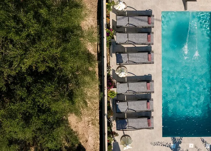 Xenessa Elegant Villa, 4-bedroom Private Pool Retreat By Mana Gers Villa