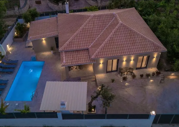 Xenessa Elegant Villa, 4-bedroom Private Pool Retreat By Mana Gers