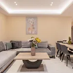 Xenessa Elegant Villa, 4-bedroom Private Pool Retreat By Mana Gers * Tragaki