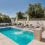 Xenessa Elegant Villa, 4-bedroom Private Pool Retreat By Mana Gers *