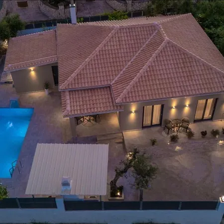 Xenessa Elegant Villa, 4-bedroom Private Pool Retreat By Mana Gers