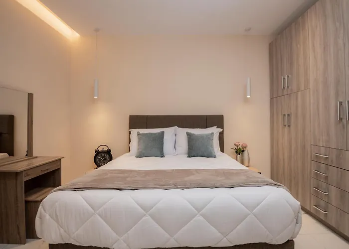 Xenessa Elegant Villa, 4-bedroom Private Pool Retreat By Mana Gers